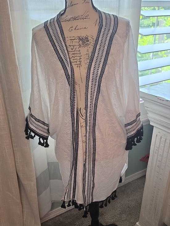 Forever 21 Other - Forever 21 Plus White and Black Embroidered Open Kimono